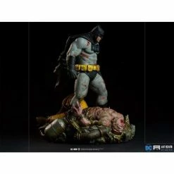 Iron Studios The Dark Knight Returns Batman 1/6 Scale Diorama Statue